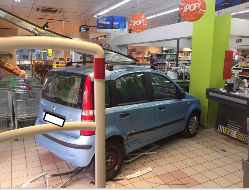 Un vehículo choca contra la puerta de un supermercado en Badajoz, sin causar heridos