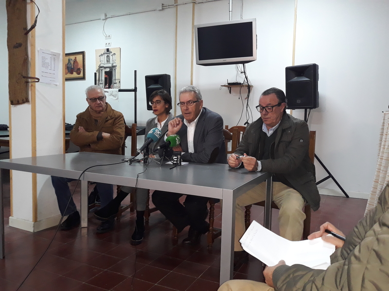 La joven pacense Laura Guisado recupera información histórica de todas las Hermandades de Badajoz