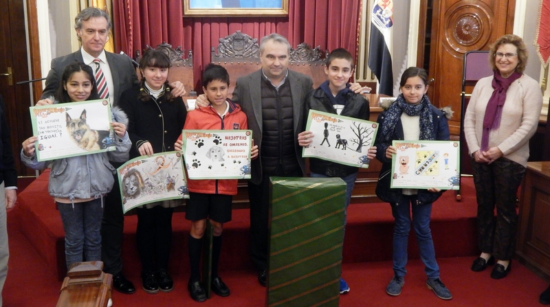 Cinco niños premiados en el 'Concurso de Dibujo sobre Mascotas' del Ayuntamiento