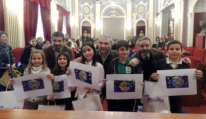 El Ayuntamiento premia a cinco niños por el Concurso de Dibujo sobre el Agua
