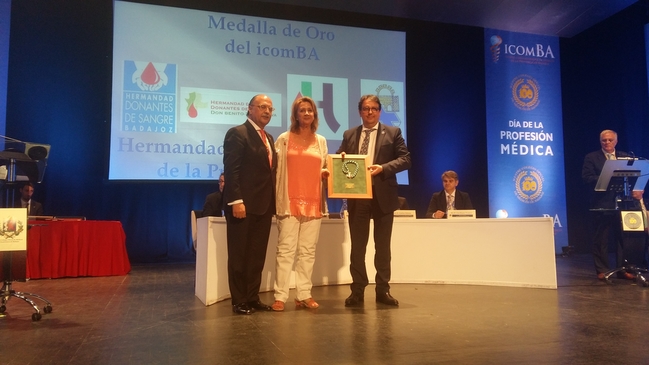 El Colegio de Médicos de Badajoz distingue con su Medalla de Oro a diferentes hermandades de sangre 