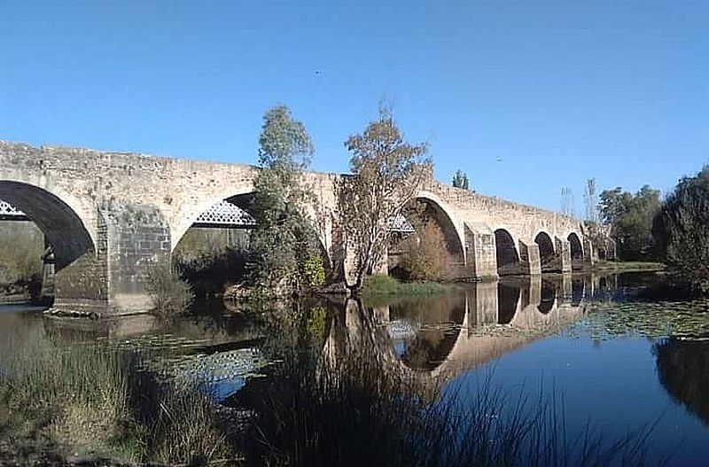 La Asociación Amigos de Badajoz se interesa por el Puente de Cantillana sobre el río Gévora