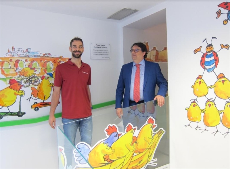 José Manuel Calderón visita el parque infantil del Hospital Materno de Badajoz que lleva su nombre
