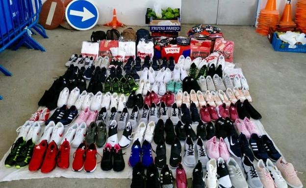 Detienen a un individuo que falsificaba prendas deportivas en el mercadillo de Badajoz