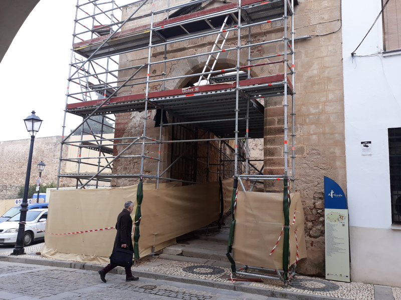 Las obras de restauración de la barbacana y el entorno de la Puerta del Capitel podrían terminar en febrero