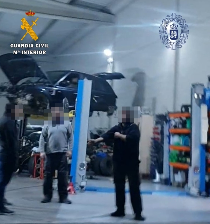 La Guardia Civil y Policía Local desmantelan en Badajoz ocho talleres mecánicos ilegales