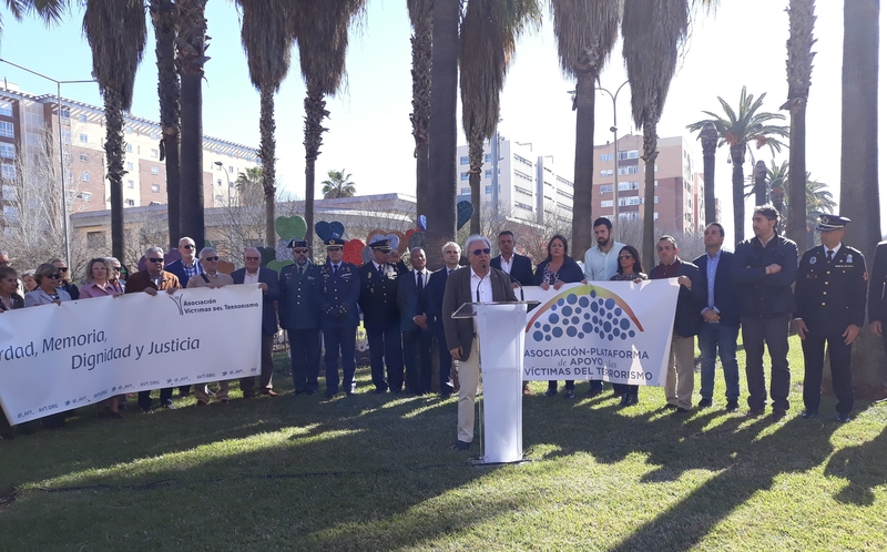 Badajoz recuerda a las víctimas del terrorismo en la rotonda de los Corazones