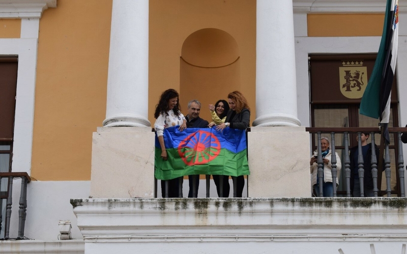 Cuelgan la bandera del Pueblo Gitano en el Ayuntamiento de Badajoz