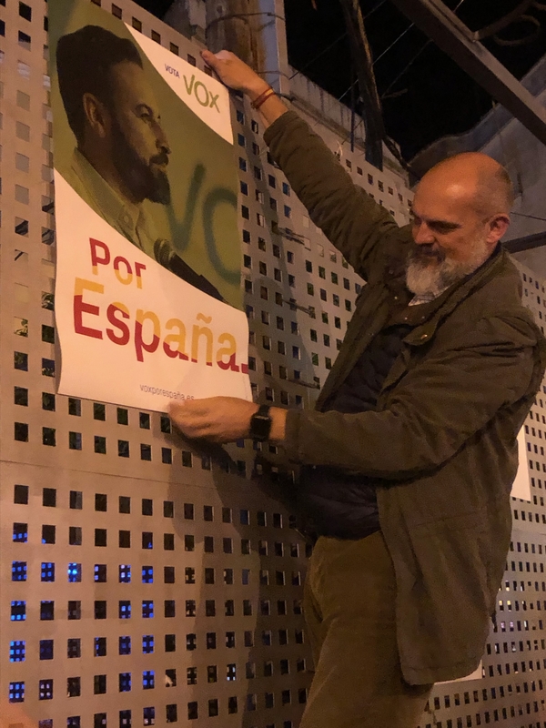 VOX Badajoz arranca su campaña con la pegada de carteles en Mérida 