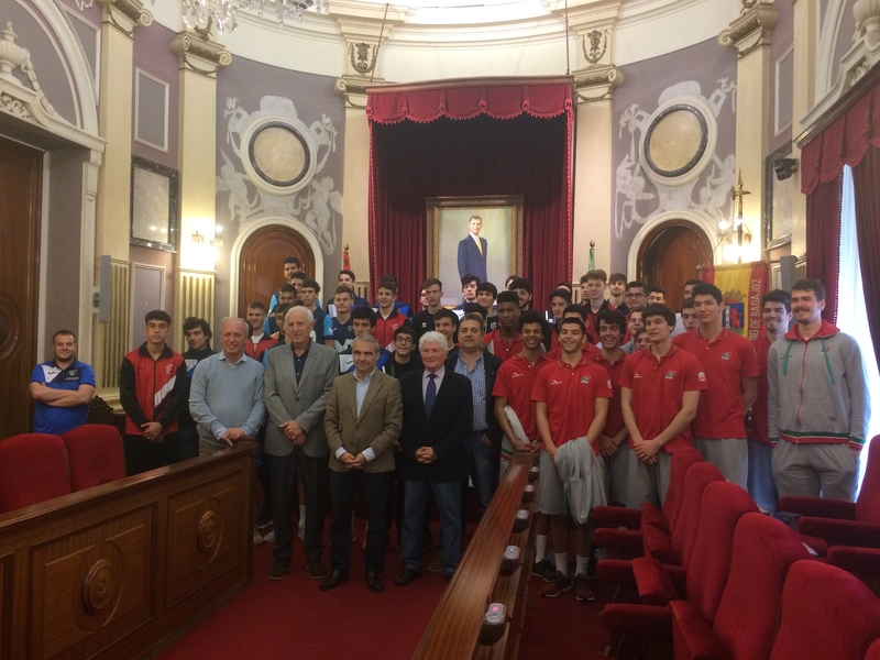 Fragoso recibe a los jugadores del XV Torneo Baloncesto Ciudad de Badajoz
