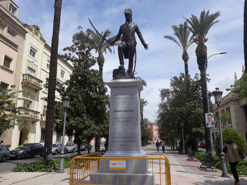 Instalada en la avenida de Huelva una estatua del General Menacho