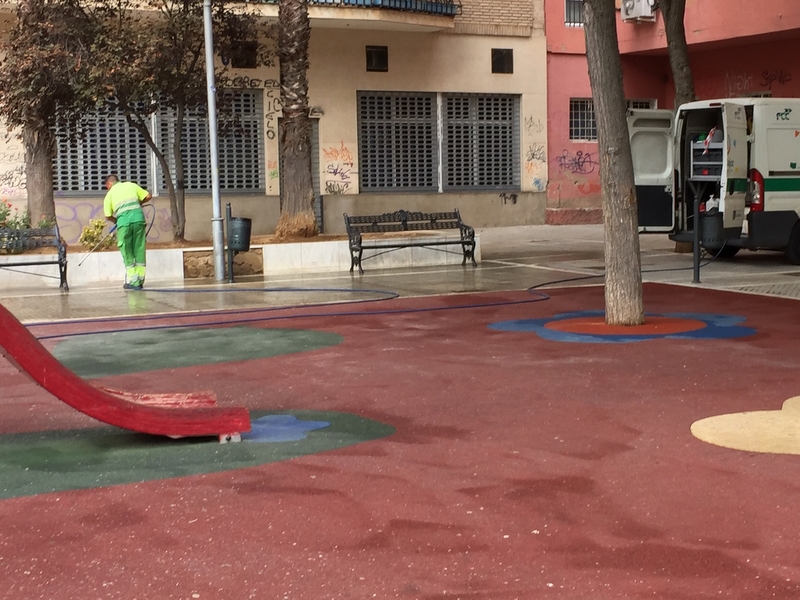 Los planes de baldeo y desbroce evidencian una deficiente limpieza en la ciudad según el PSOE
