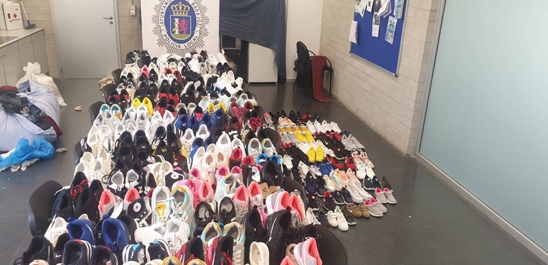 Policía Local interviene 212 pares de zapatillas que vulneraban la propiedad industrial