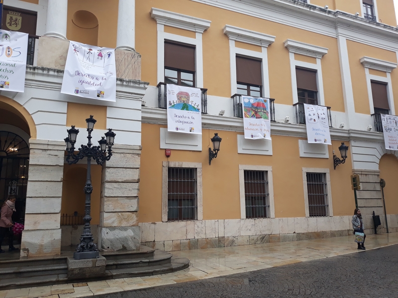 Durante una semana la fachada del ayuntamiento expone los Derechos del Niño dibujados por escolares de Badajoz