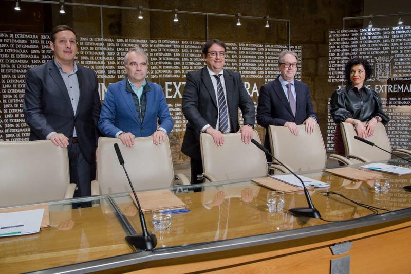 Junta de Extremadura, Ayuntamiento de Badajoz y Fundación Bancaria La Caixa firman la renovación de un convenio de atención a la infancia 