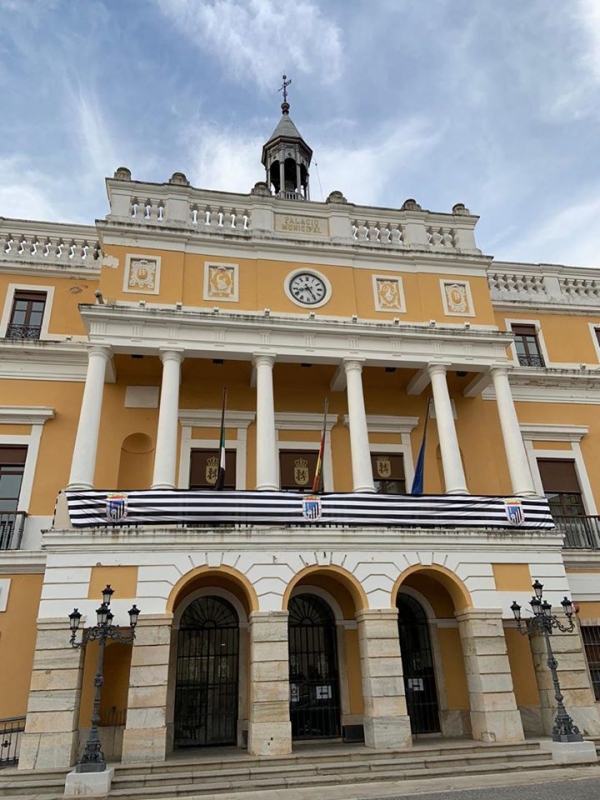 El Ayuntamiento se tiñe con los colores del Club Deportivo Badajoz 
