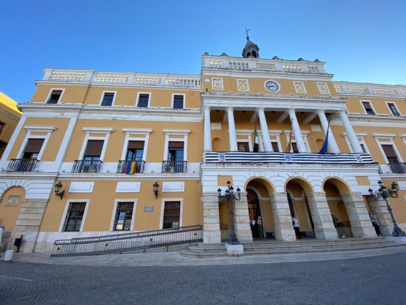 El ayuntamiento colgó la bandera LGTBI en la fachada del Consistorio 