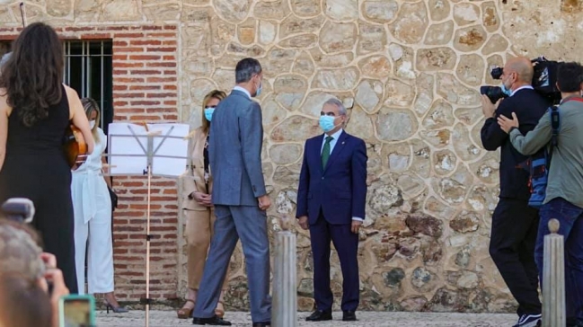 Badajoz regala al Rey de España, Presidente de Portugal, Presidente del Gobierno y Primer Ministro de Portugal el facsímil del Tratado de Badajoz