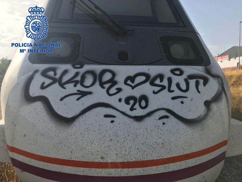 Policía Nacional detiene a dos jóvenes mientras realizaban pintadas en unos vagones de tren