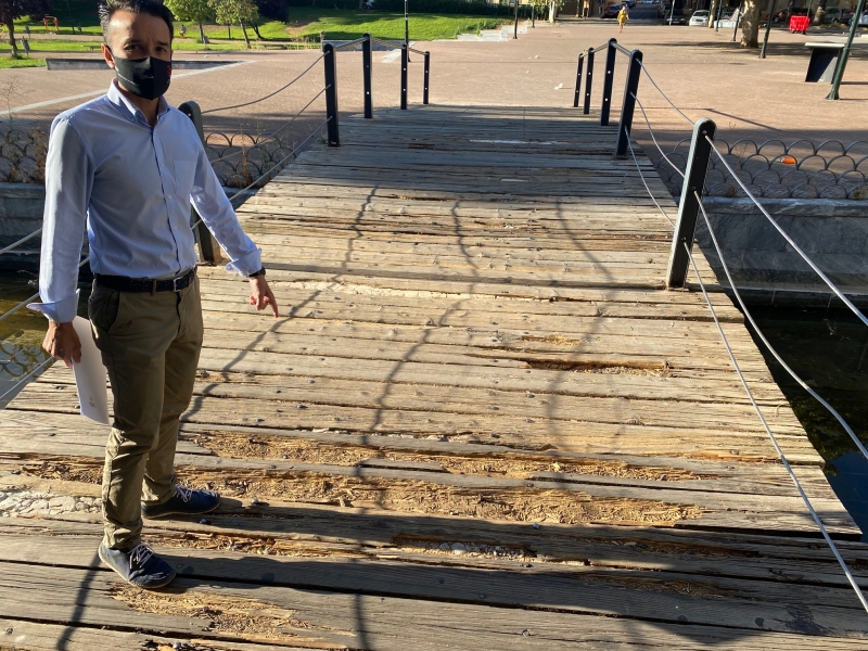 Cabezas pide al concejal de Medioambiente que repare el suelo de madera del puente de Puerta del Pilar