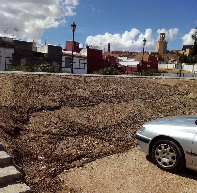 La Asociación Cívica lamenta el estado del aparcamiento del Baluarte de San Pedro de Badajoz