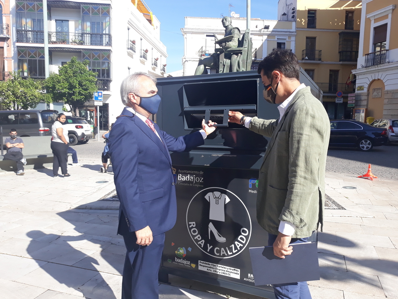 látigo Practicar senderismo Inspeccionar Todas las barriadas de Badajoz contarán con nuevos contenedores para  depositar ropa y calzado usado | Badajoz (Badajoz)