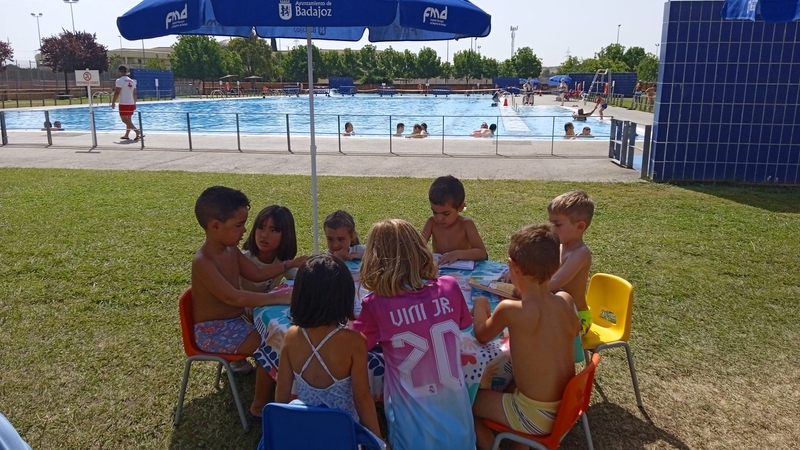 Los usuarios de las piscinas municipales de Badajoz estrenan hoy las ''Bibliopiscinas''