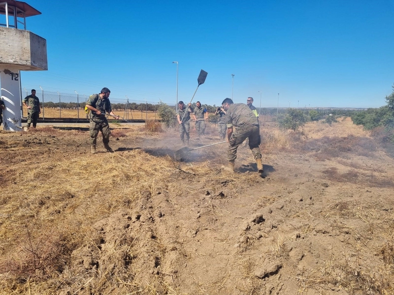 Bomberos del CPEI de Badajoz instruyen en apoyo a incendios forestales a militares de la Base Militar General Menacho