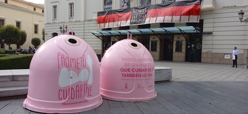 Ecovidrio instala 4 contenedores rosas en Badajoz para fomentar el reciclaje de envases de vidrio y la prevención del cáncer de mama