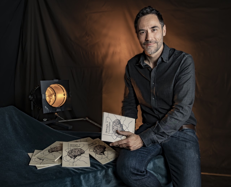 El actor, autor y director Simn Ferrero, presenta su libro de poemas 'Hormigas de Gaztambide'