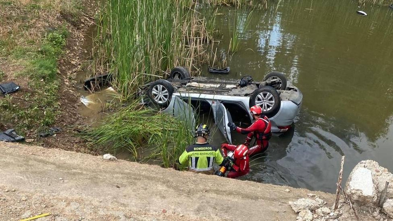 Muere una mujer de 27 aos atrapada en su vehculo tras salirse de la va en el badn de Talavera la Real