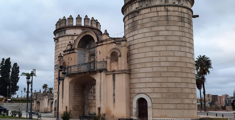 Badajoz tendrá seis grandes bancos con la silueta de Puerta Palmas en entornos monumentales