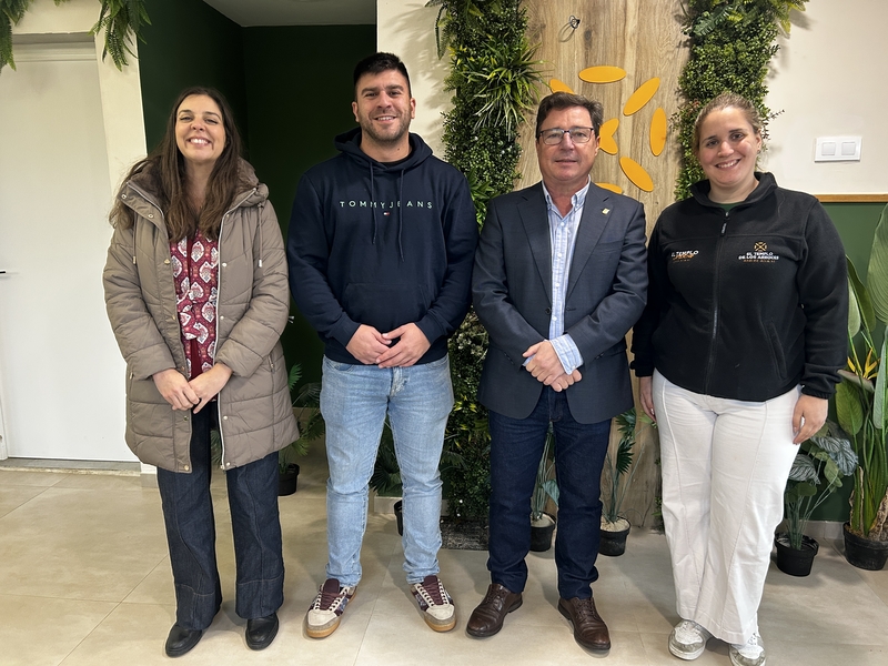 Santamaría destaca que los dos hermanos responsables del Templo de los Arroces son ejemplo de emprendimiento joven en Extremadura