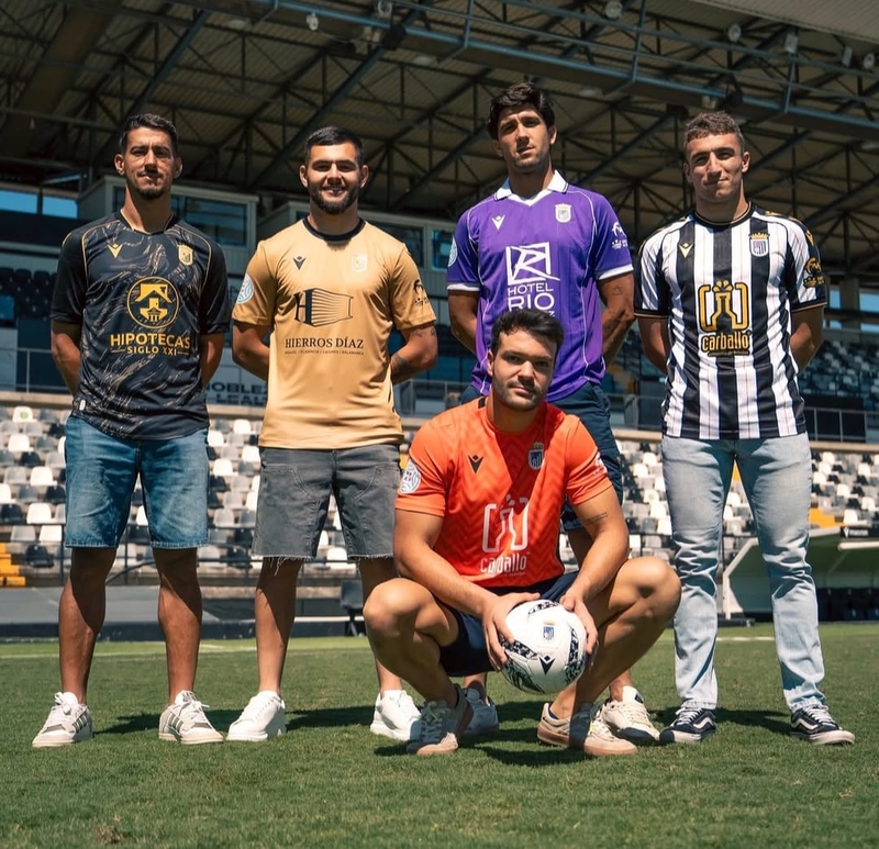 El CD Badajoz presenta sus nuevas equipaiones con toques dorados
