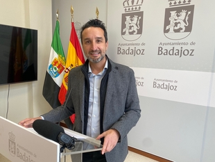 Cabezas exige la dimisión de tres de concejales del PP y alerta del daño a la imagen de Badajoz
