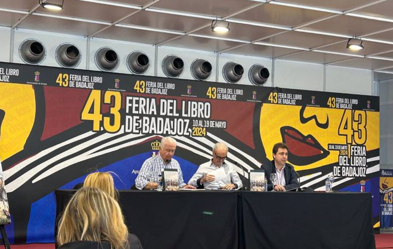 José Sarmiento presenta en la Feria del Libro de Badajoz 'La Comisión Militar de la Junta Suprema de Extremadura'