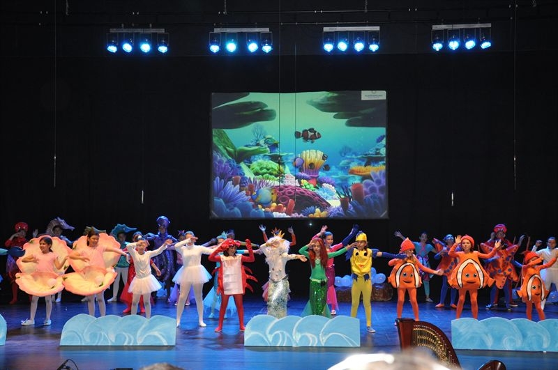 Casi 200 alumnas del colegio Puertapalma de Badajoz representan el musical bilingüe 'Happy Endings'