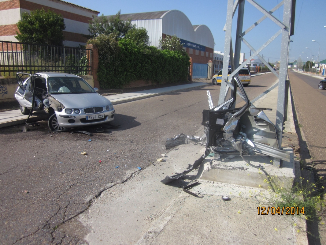Un varón en estado grave tras su chocar su vehículo contra una torre de electricidad