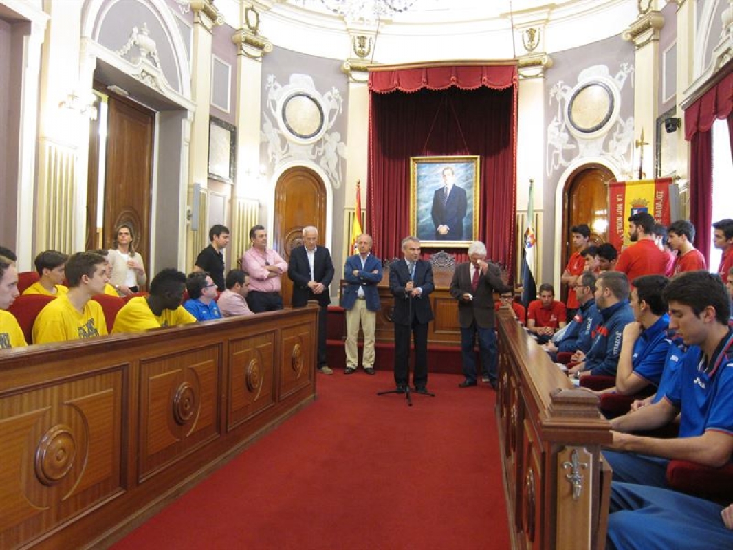 El alcalde de Badajoz recibe a los equipos participantes en el X Memorial Juan José Gómez y Luis Cestero