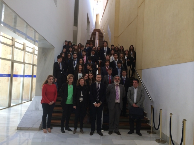 Alumnos del IES 'Rodríguez Moñino' de Badajoz celebran sesión plenaria en la Diputación pacense