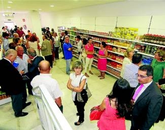 Un economato en Badajoz ofrece productos de alimentación, higiene y limpieza a un 50% del precio de mercado