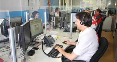Usuarios del servicio de teleasistencia conocen su funcionamiento en una visita a la central autonómica de Cruz Roja