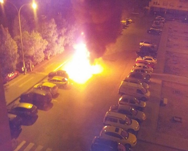 El incendio de cuatro contenedores en Badajoz provoca daños en cinco vehículos