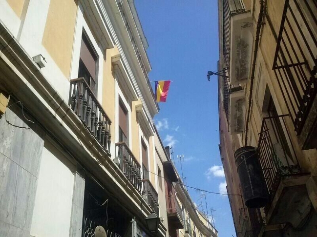 Manuel Sosa afirma que ''el Régimen de la Transición está muerto'' y muestra la bandera de la República en el Ayuntamiento