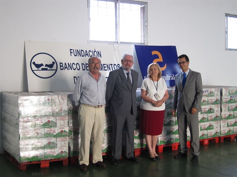 Caja Almendralejo dona unos 6.000 litros de leche al Banco de Alimentos de Badajoz