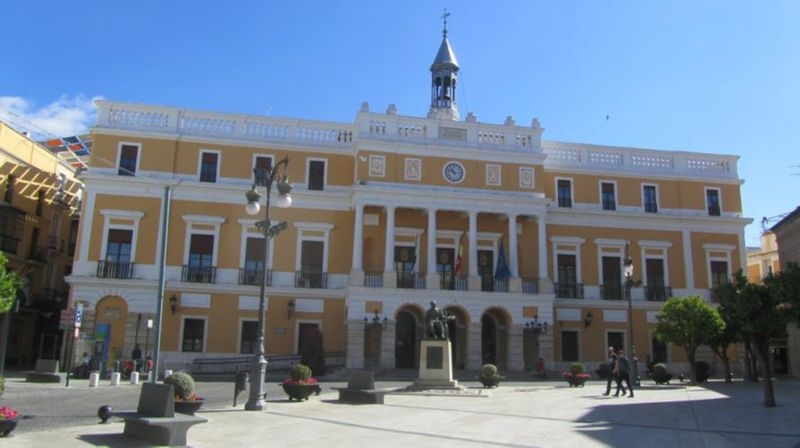 El Grupo Socialista critica que el equipo del PP no haya querido poner la bandera LGTB en la balconada del Ayuntamiento de Badajoz