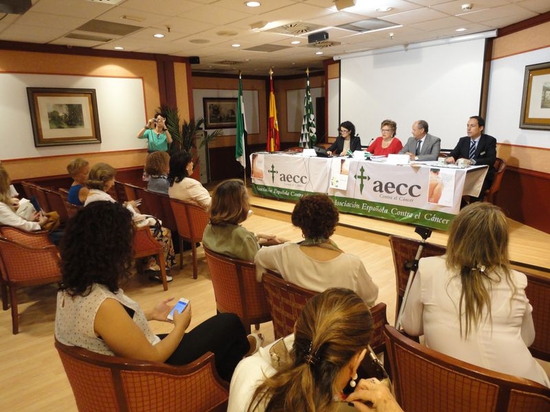 La Asociación Española Contra el Cáncer alerta sobre las enfermedades derivadas del Sol en Badajoz
