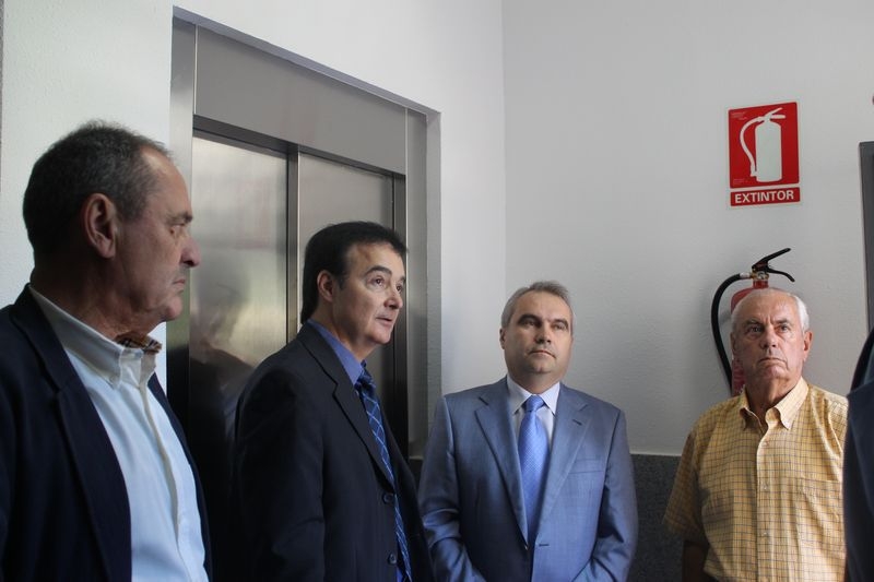 Francisco Fragoso inaugura un nuevo ascensor en la calle Regino de Miguel para ''ganar calidad de vida''