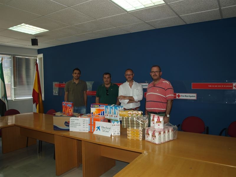 Empleados de La Caixa donan 3.616 kilos de alimentos a Cruz Roja en Badajoz para familias en riesgo de exclusión social