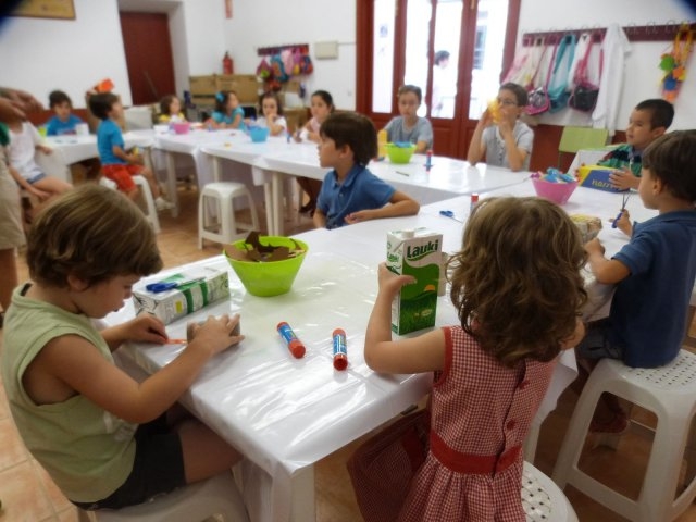 Niños de la unidad oncológica del Hospital Materno-Infantil de Badajoz realizan talleres de verano
